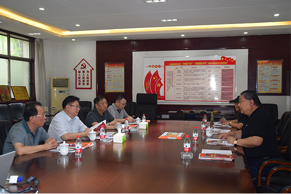 臨汾市市場監(jiān)督管理局局長、非公企業(yè)黨委書記張東紅<br>在科海集團調(diào)研非公黨建工作